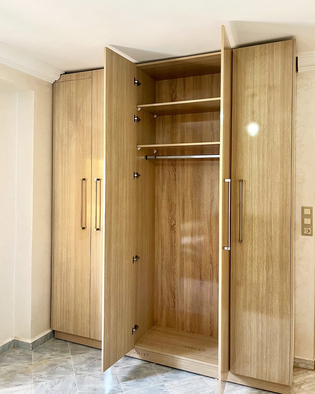 Armoire en MDF bois clair ouverte avec étagères et penderie fabriquée par BOALUM