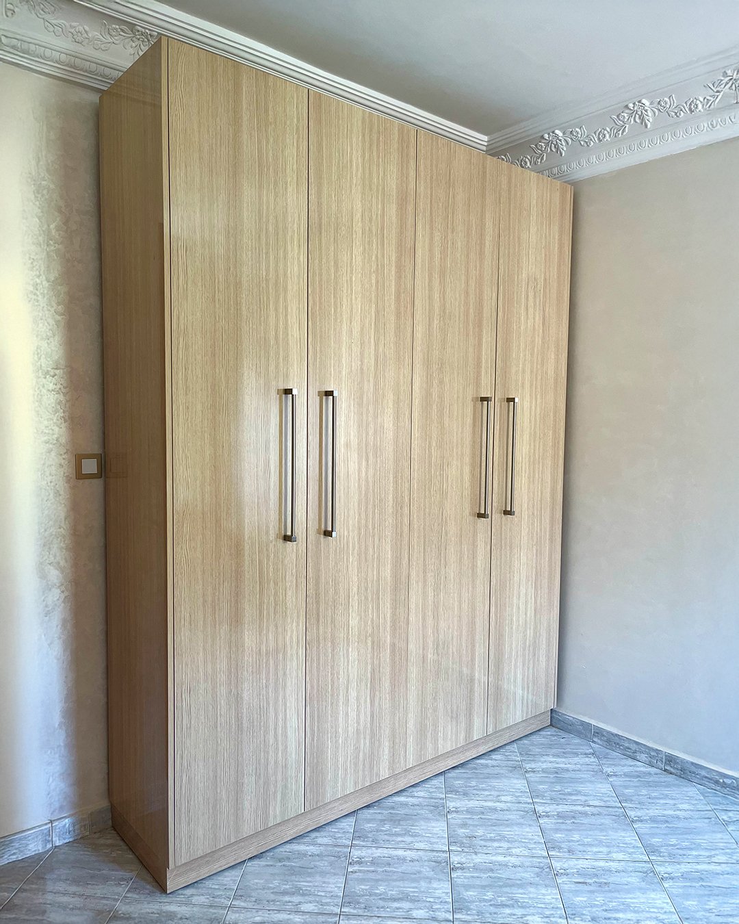 Armoire en MDF bois clair sur mesure avec grandes poignées verticales fabriquée par BOALUM