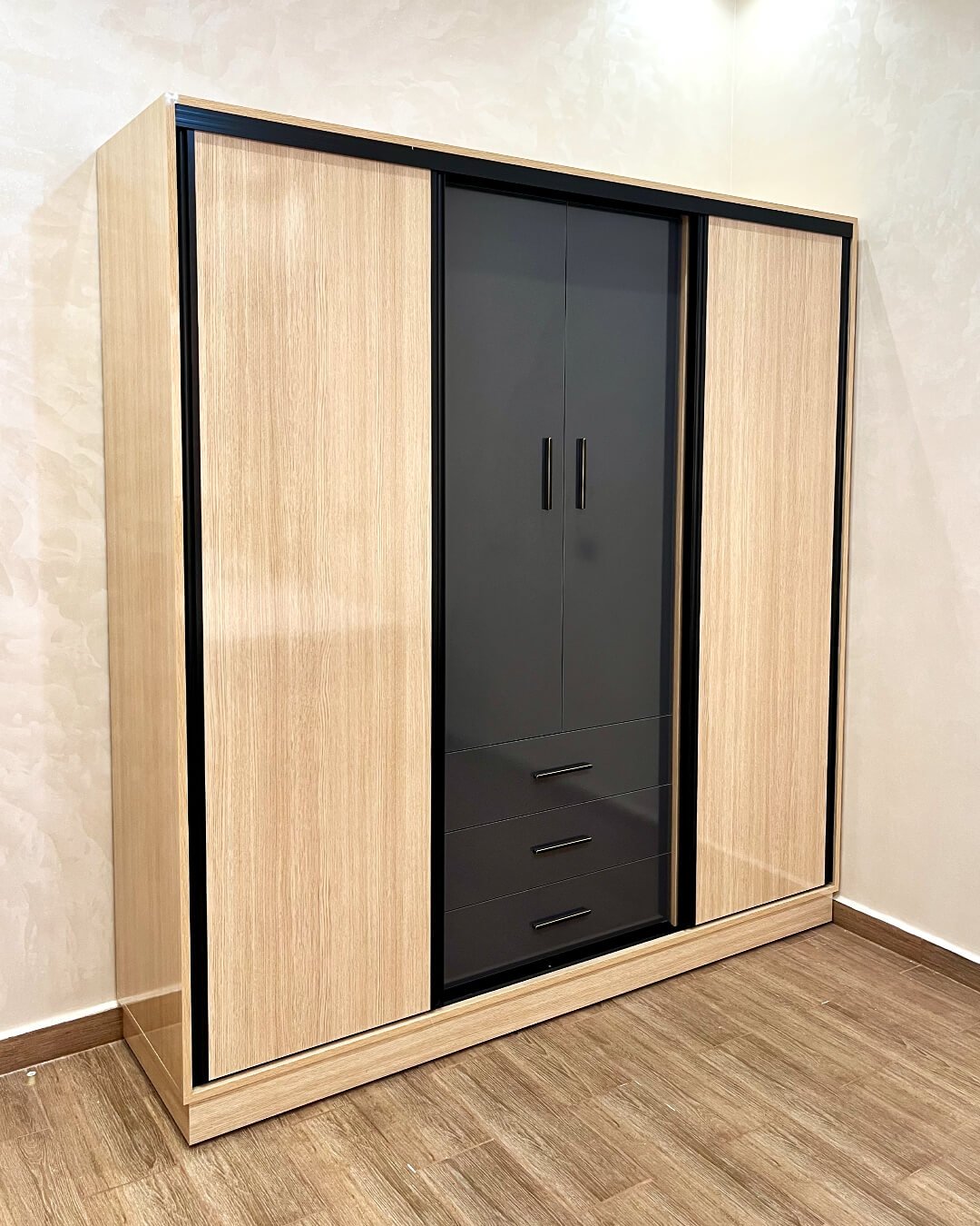 Armoire en MDF avec portes coulissantes bois clair et section centrale noire avec tiroirs, fabrication moderne BOALUM