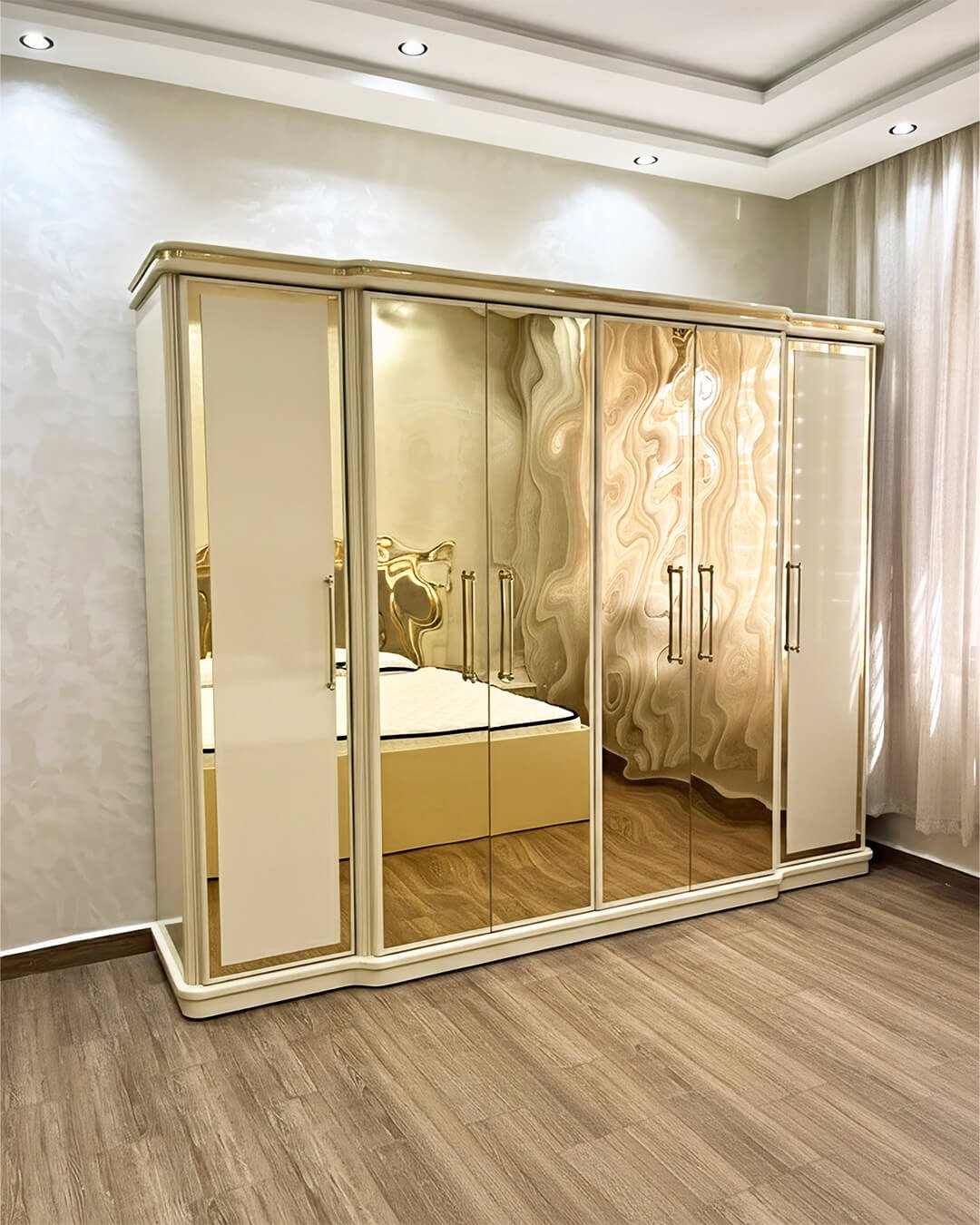 Armoire de chambre avec portes miroir dorées et finition crème – BOALUM