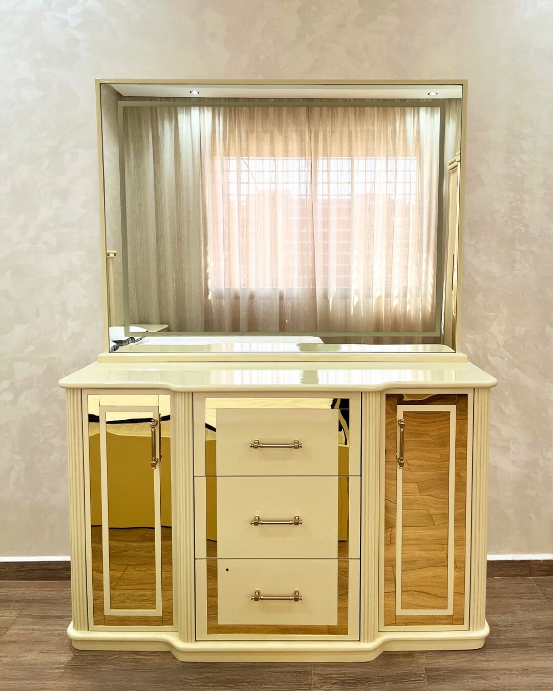 Coiffeuse de chambre avec miroir et façades dorées – BOALUM