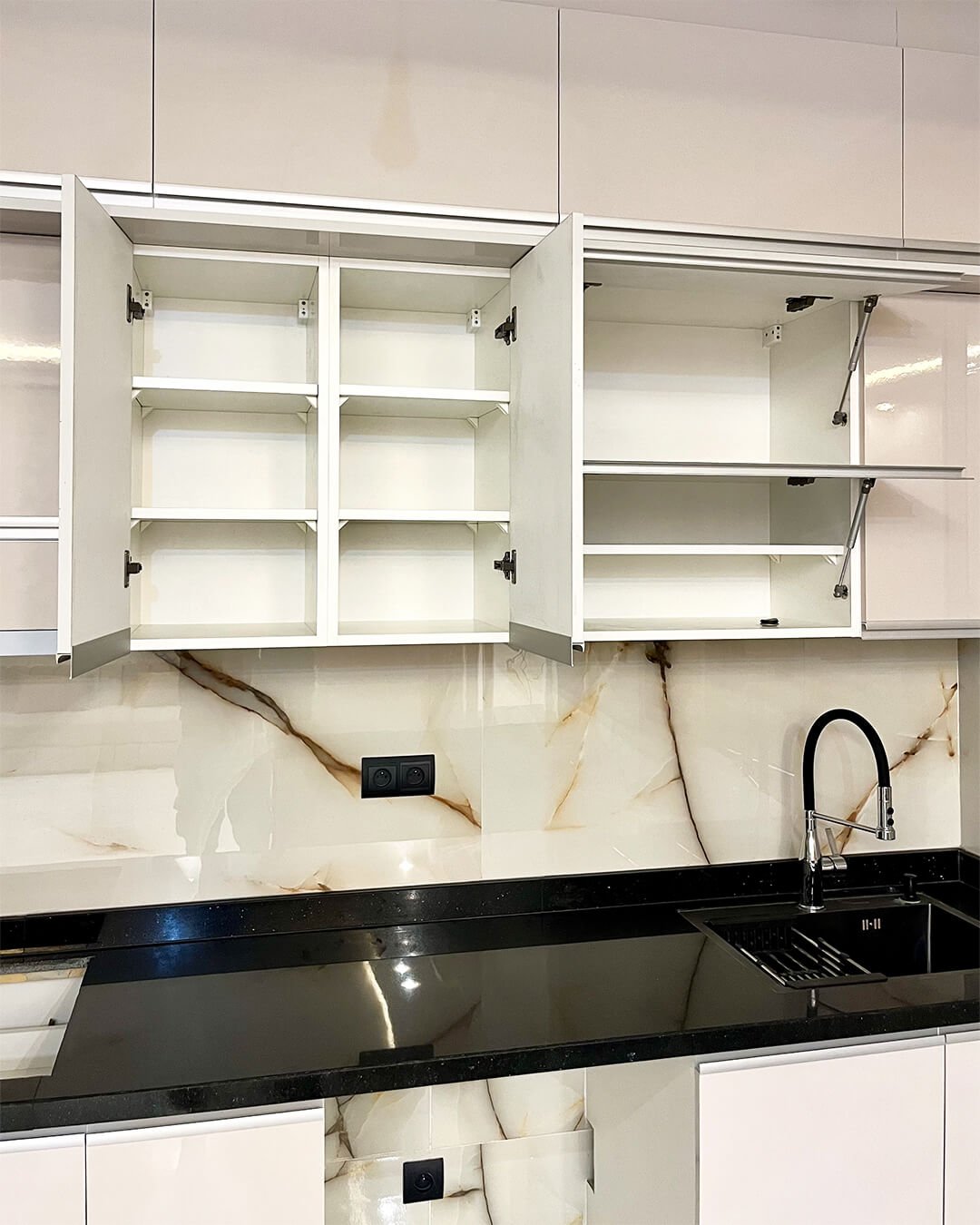 Armoires de cuisine ouvertes en MDF high gloss – rangements sur mesure BOALUM