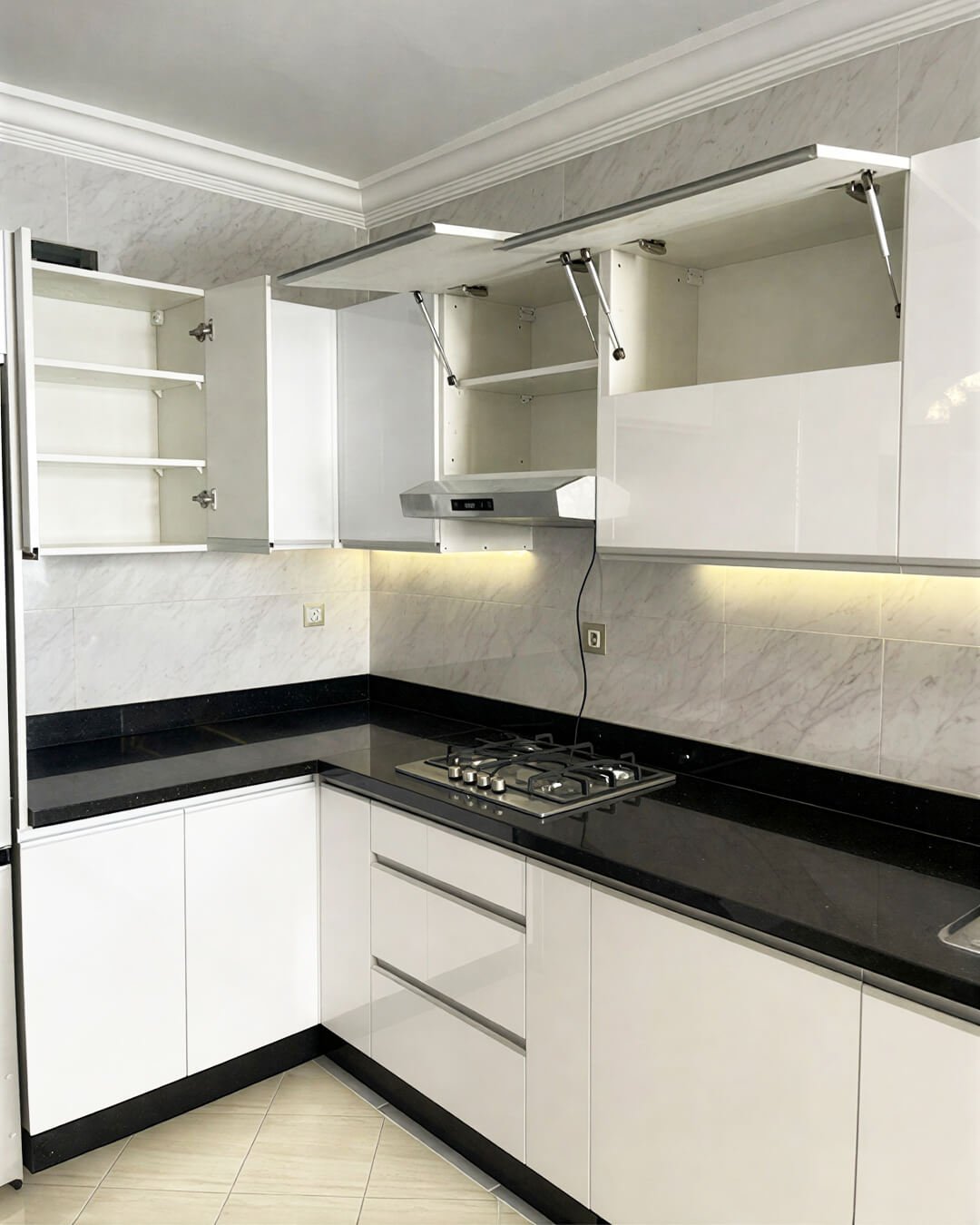 Cuisine en MDF high gloss avec armoires hautes ouvertes – réalisation BOALUM