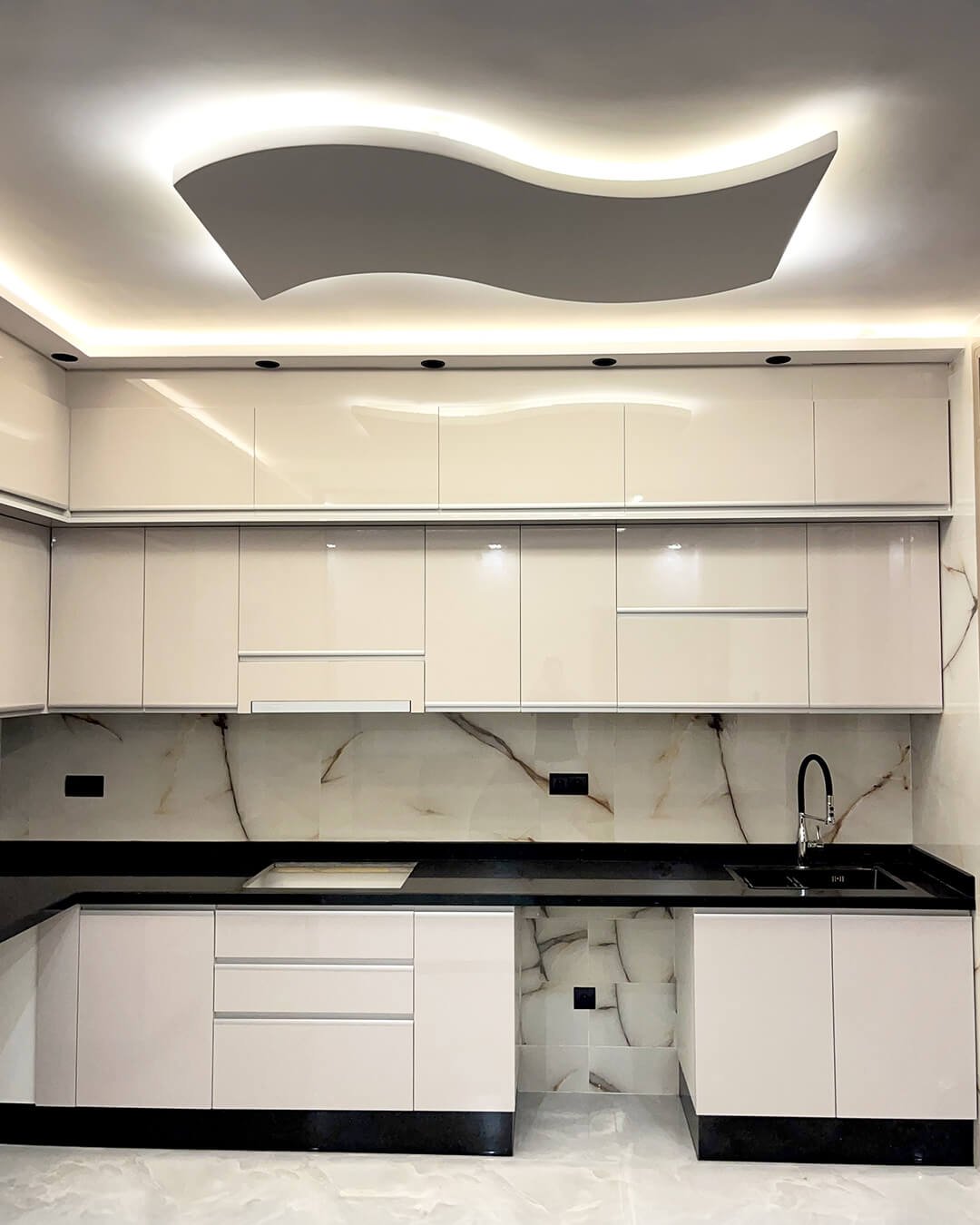 Cuisine moderne en MDF high gloss avec rangements intégrés – réalisation BOALUM