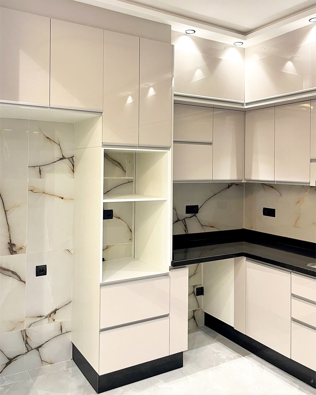 Cuisine en MDF high gloss avec rangements d’angle sur mesure – fabrication BOALUM