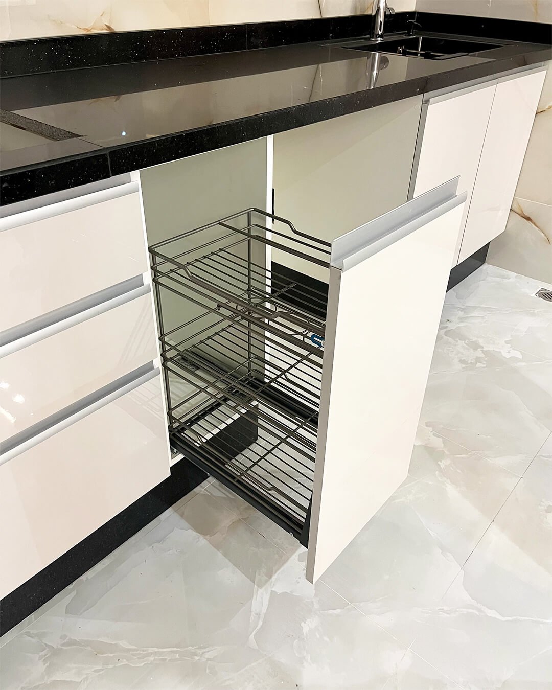 Tiroir coulissant métallique intégré dans une cuisine en MDF high gloss – BOALUM