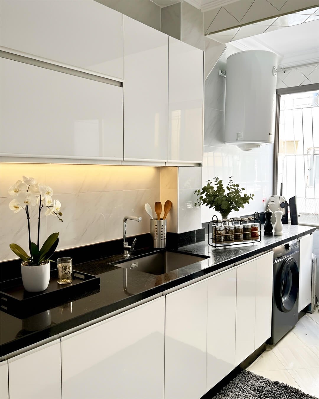 Cuisine moderne en MDF high gloss avec plan de travail noir – réalisation BOALUM