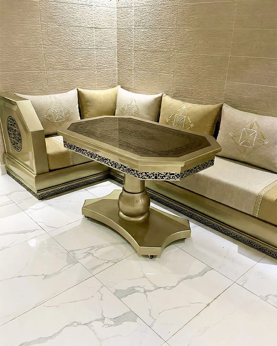 Espace de vie moderne avec table en bois doré et habillage mural sur mesure par BOALUM.