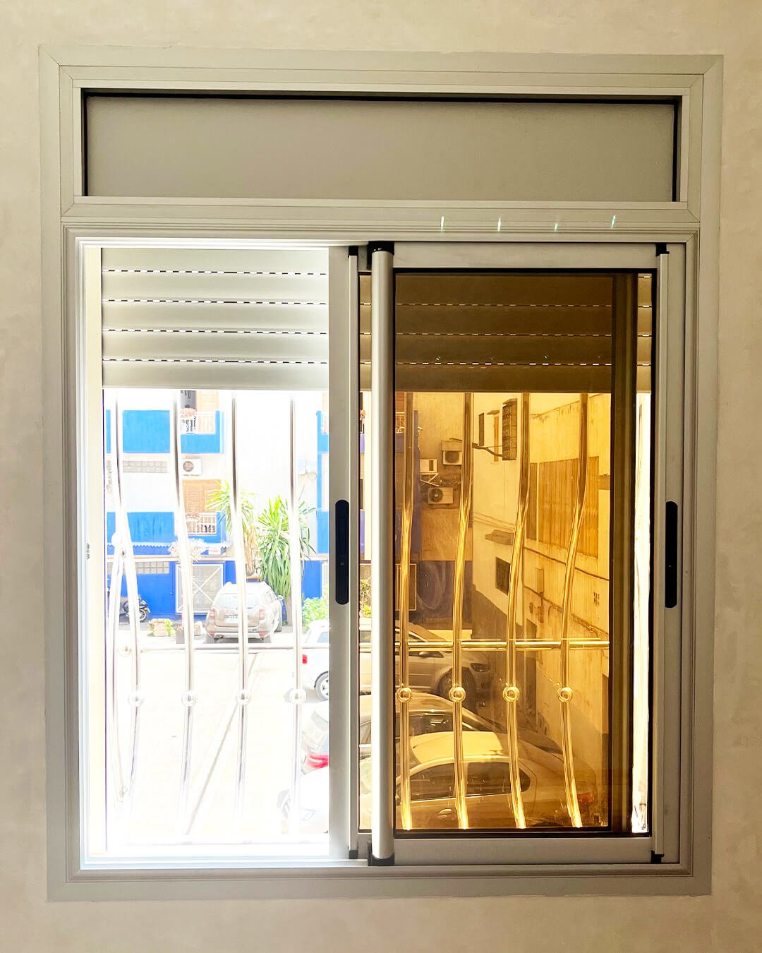 Fenêtre coulissante en aluminium avec rideau intégré réalisée sur mesure par BOALUM