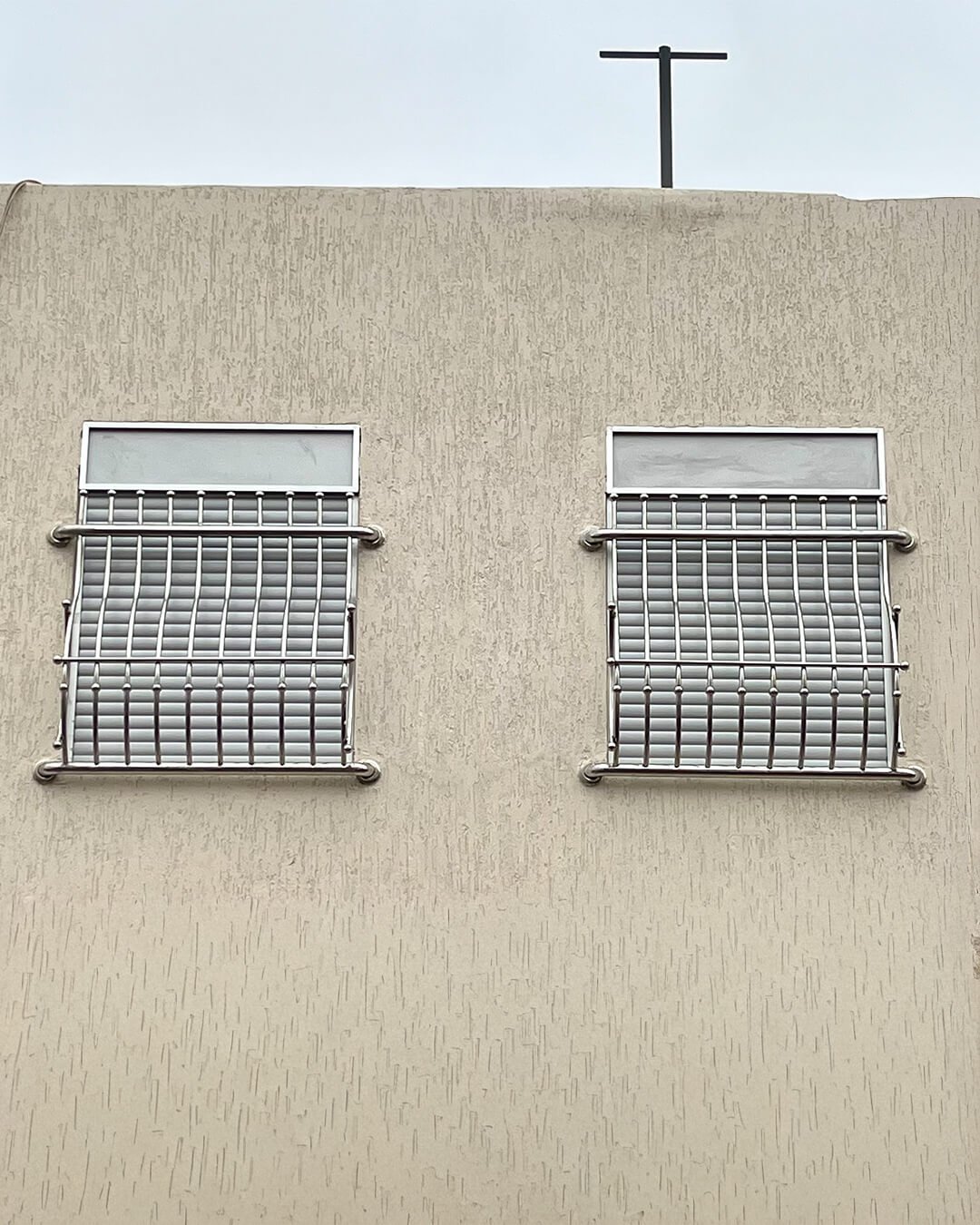 Fenêtres extérieures en aluminium avec barreaux de sécurité, réalisées sur mesure par BOALUM