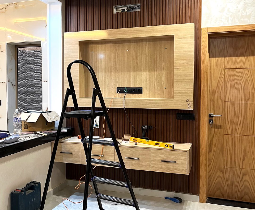 Installation en cours d’un meuble sur mesure en bois