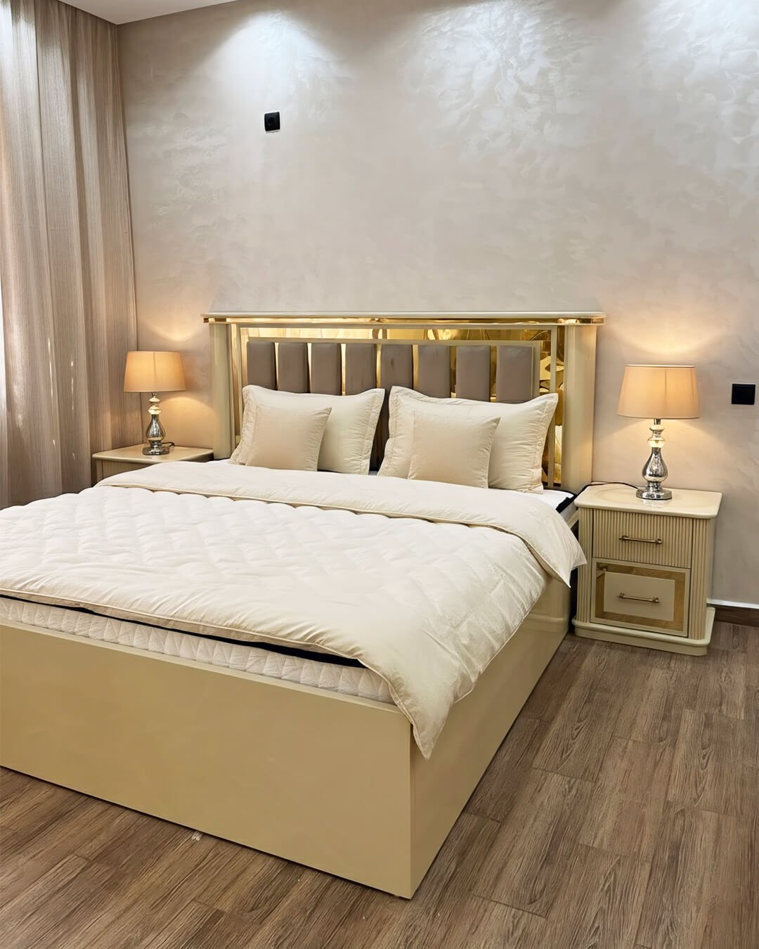 Lit double design avec tête de lit dorée et rembourrée – BOALUM