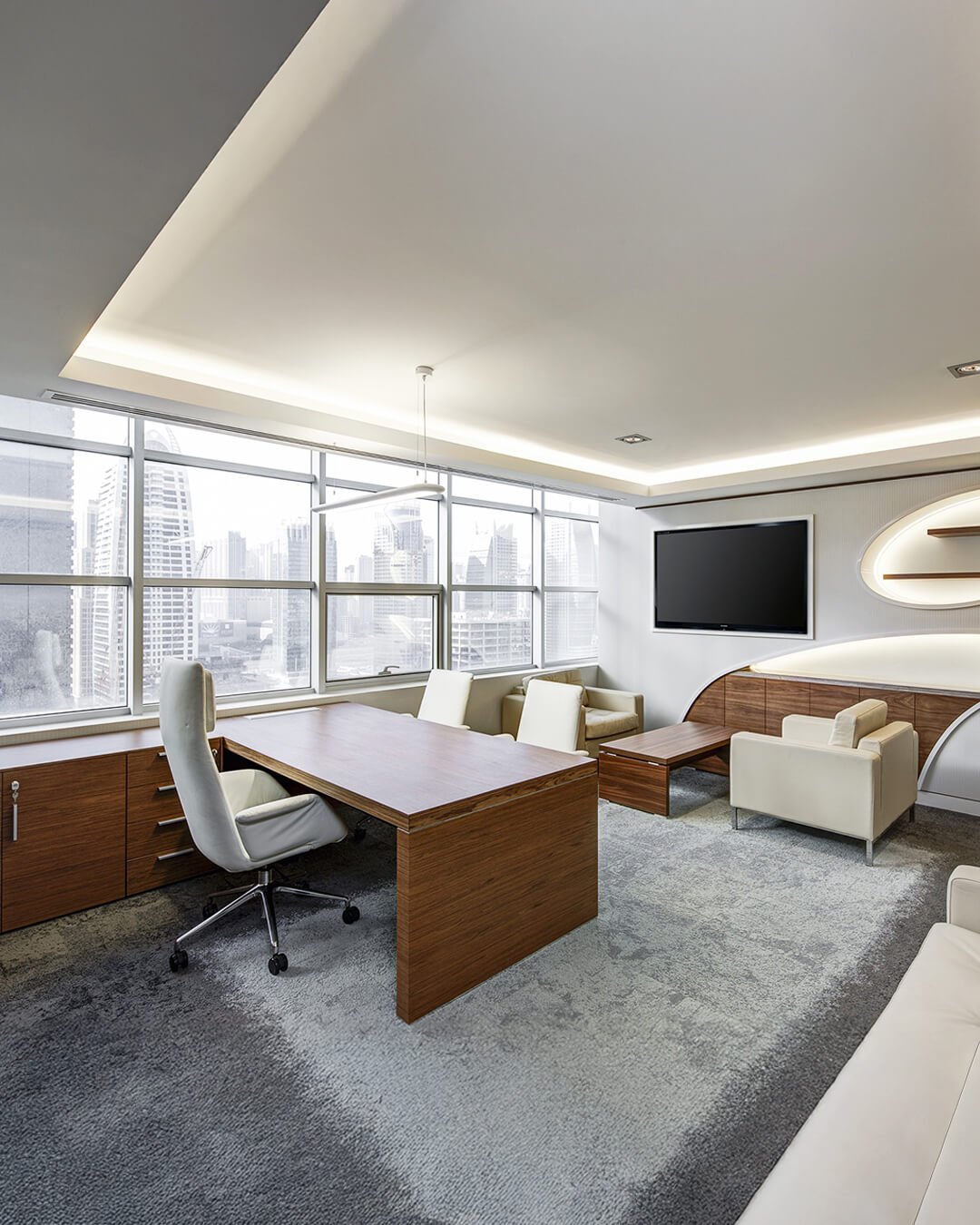 Mobilier de bureau sur mesure en bois dans un espace professionnel moderne.