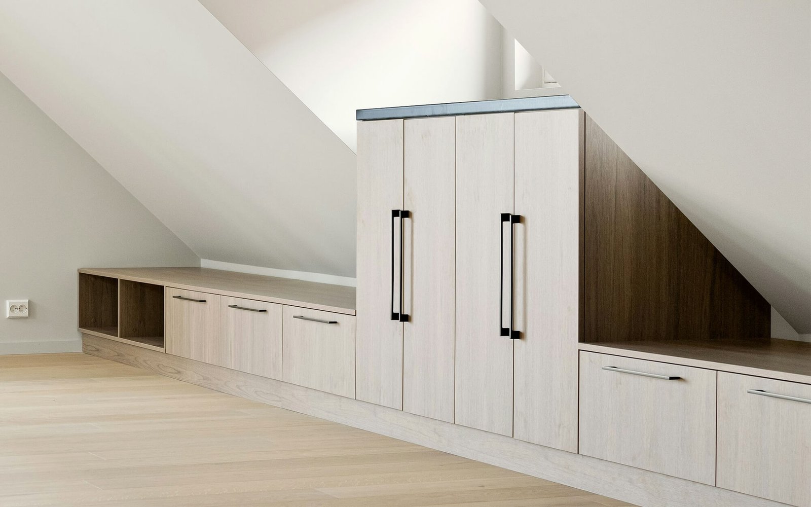 Placard sur mesure sous pente avec rangements intégrés en bois clair