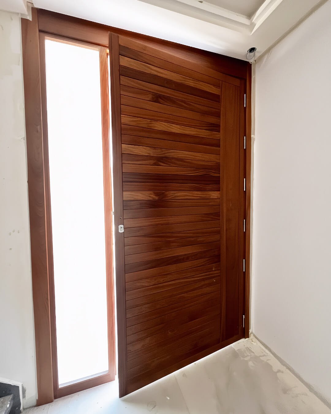 Porte en bois sur mesure réalisée par BOALUM – vue intérieure