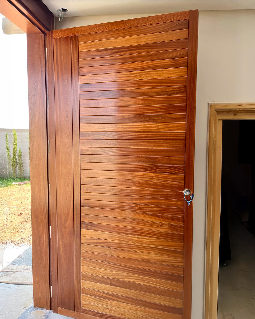Porte d’entrée en bois massif sur mesure réalisée par BOALUM