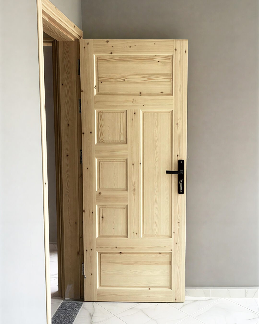 Porte intérieure en bois naturel fabriquée sur mesure par BOALUM