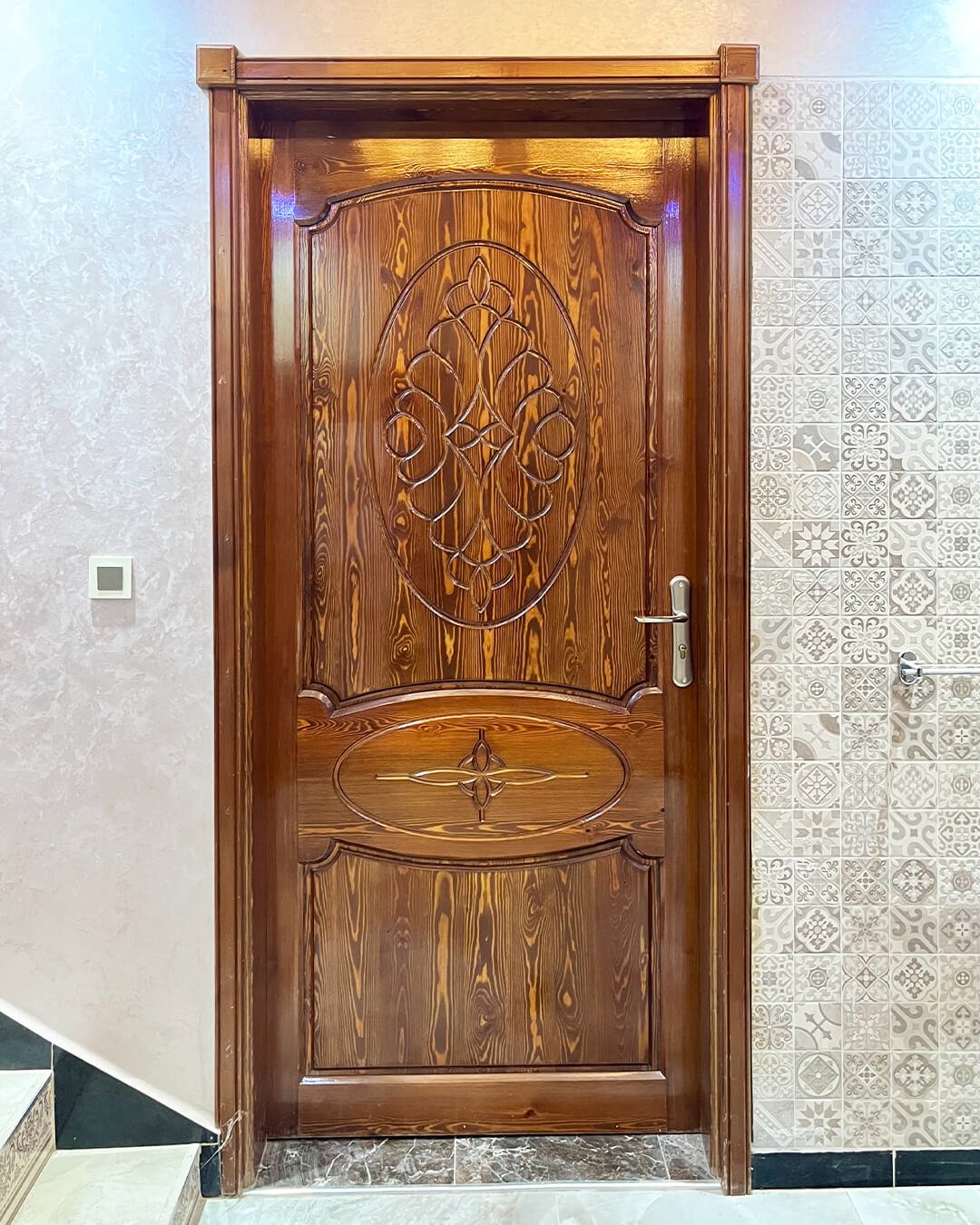 Porte intérieure en bois sculpté réalisée sur mesure par BOALUM