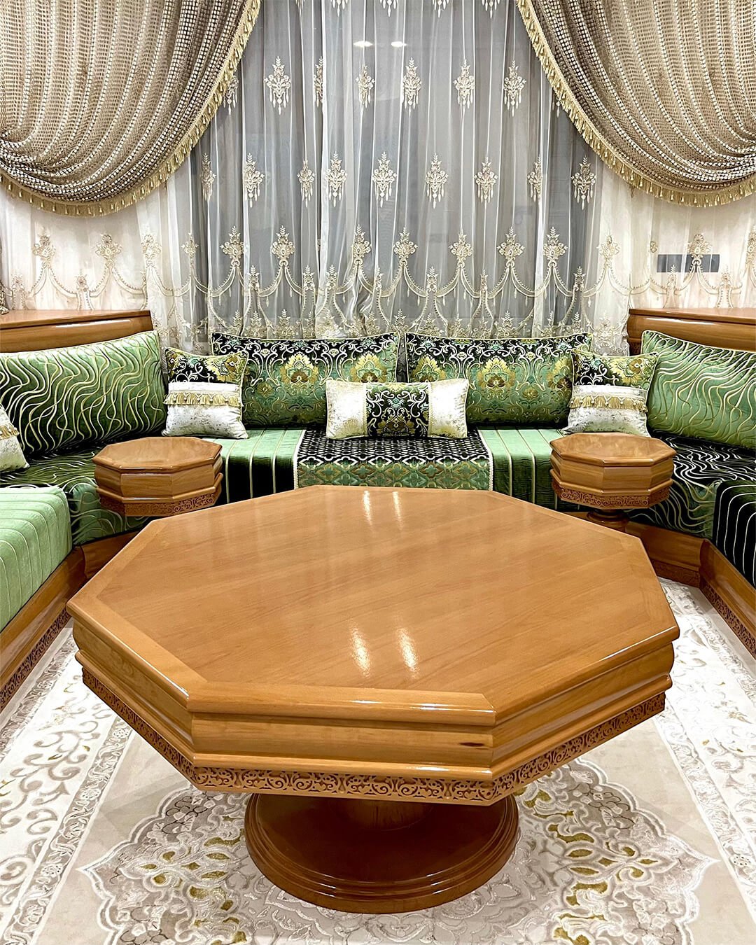Salon marocain avec banquettes sur mesure et table octogonale en bois