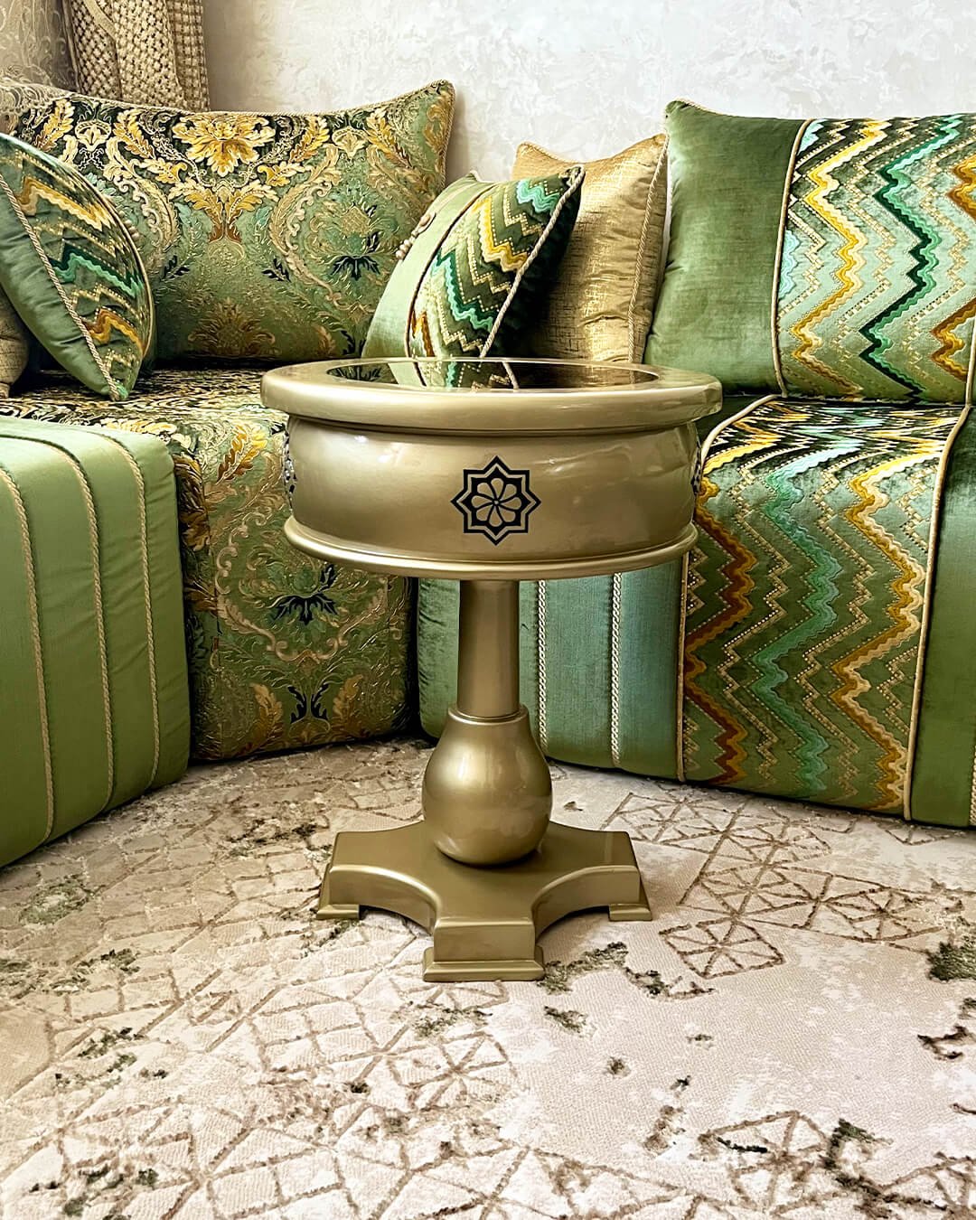 Petite table d’appoint dorée en bois pour salon marocain traditionnel, décor vert et or.
