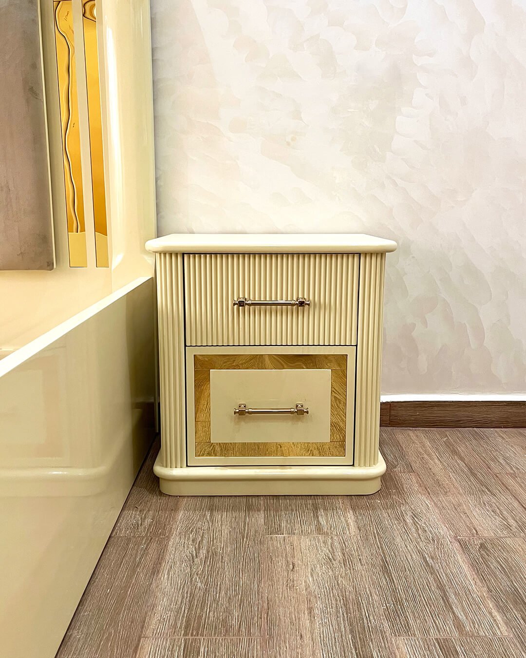 Table de chevet crème et dorée avec deux tiroirs – BOALUM