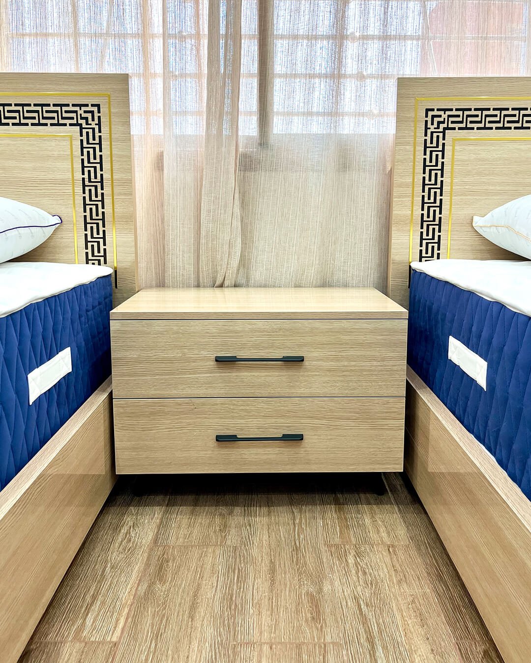 Table de chevet en MDF finition bois entre deux lits – BOALUM