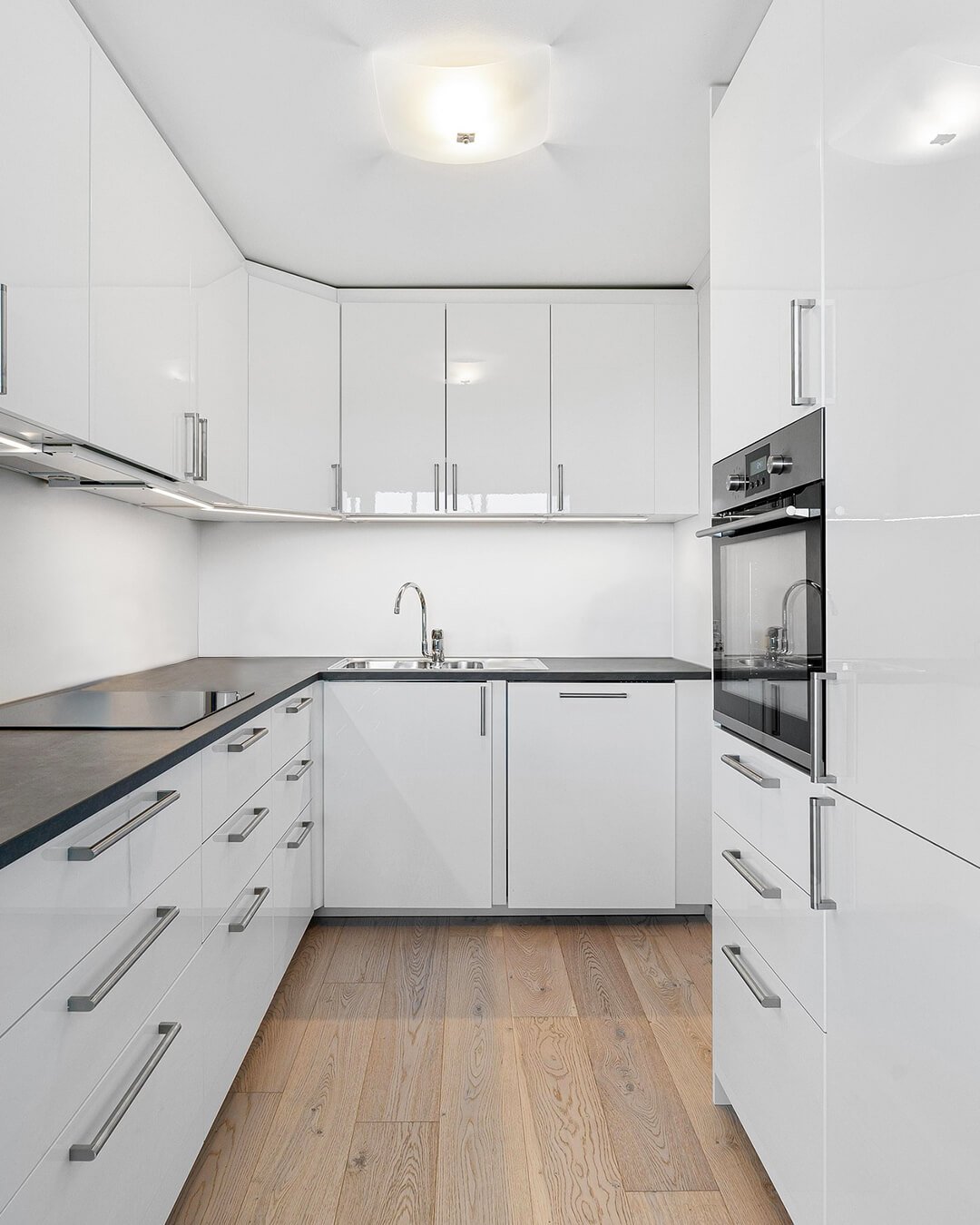 Cuisine sur mesure blanche brillante avec rangements intégrés