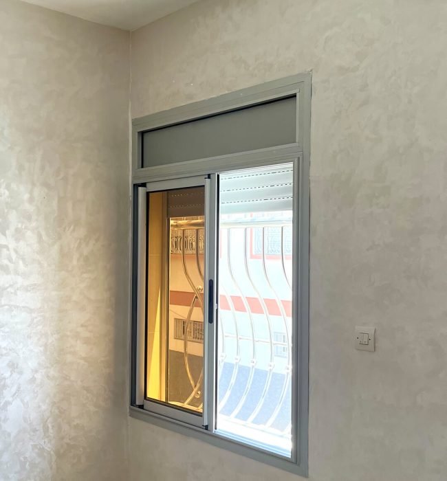 Fenêtre en aluminium sur mesure installée dans une maison