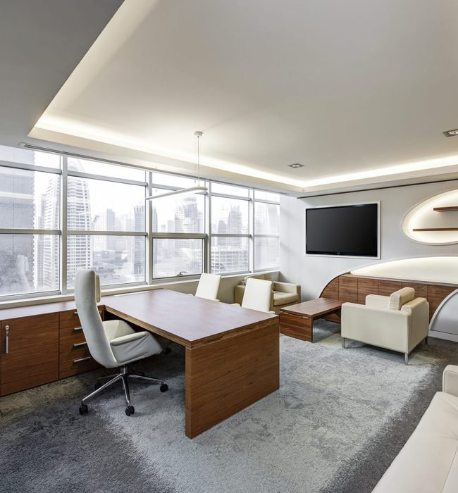 Mobilier de bureau sur mesure en bois dans un espace professionnel moderne.