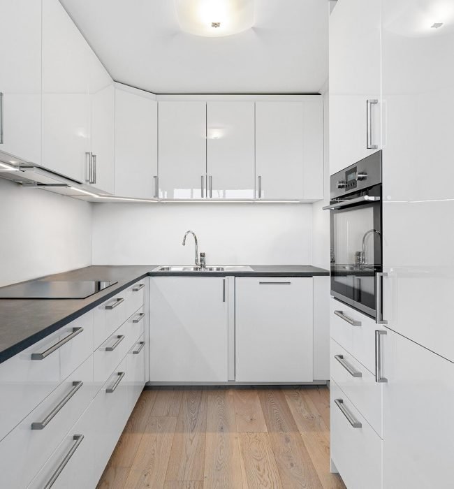 Cuisine sur mesure blanche brillante avec rangements intégrés